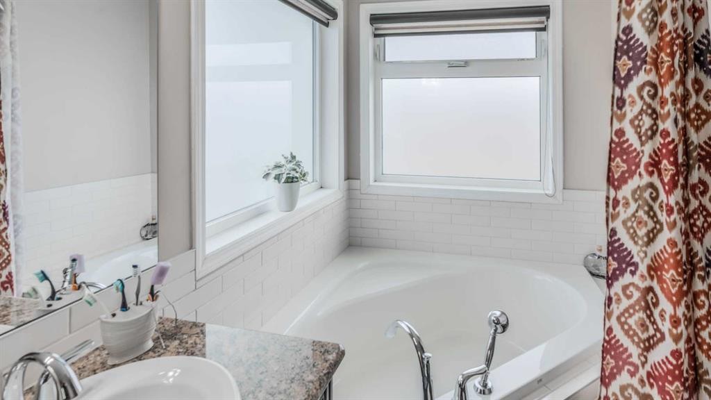 14 Silverado Ridge Link Sw, Calgary, AB - Indoor Photo Showing Bathroom