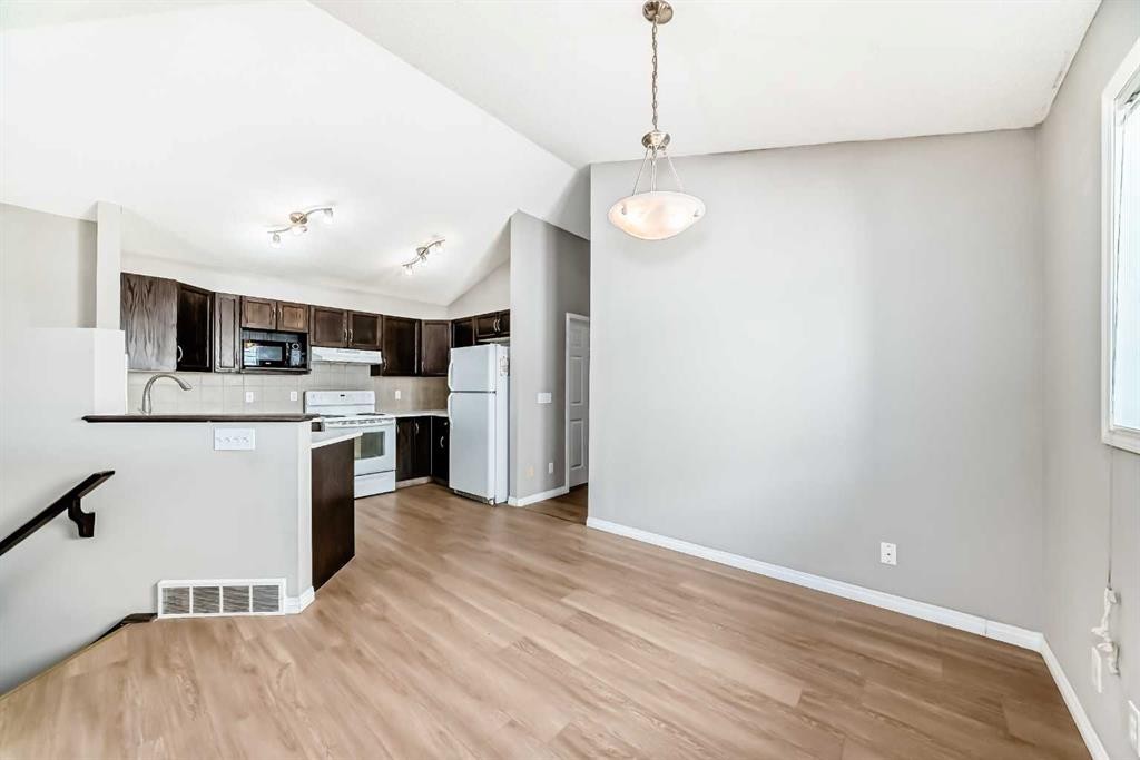 231 Saddlebrook Way Ne, Calgary, AB - Indoor Photo Showing Kitchen