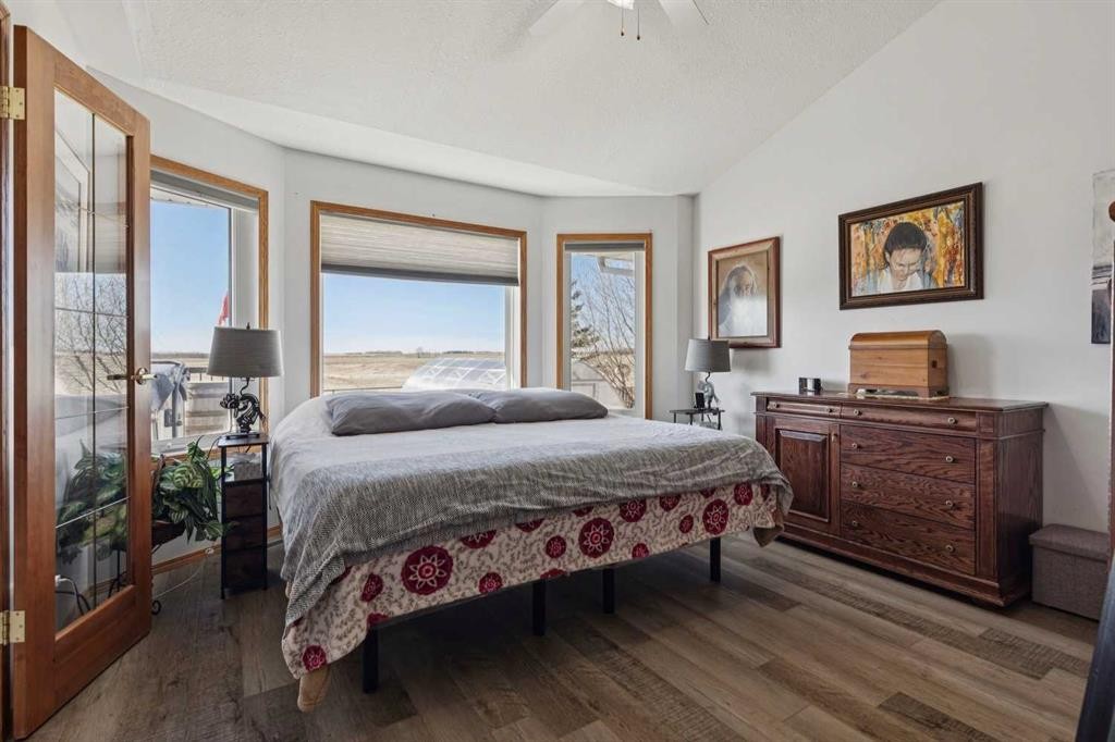 28 Westpoint Drive, Didsbury, AB - Indoor Photo Showing Bedroom