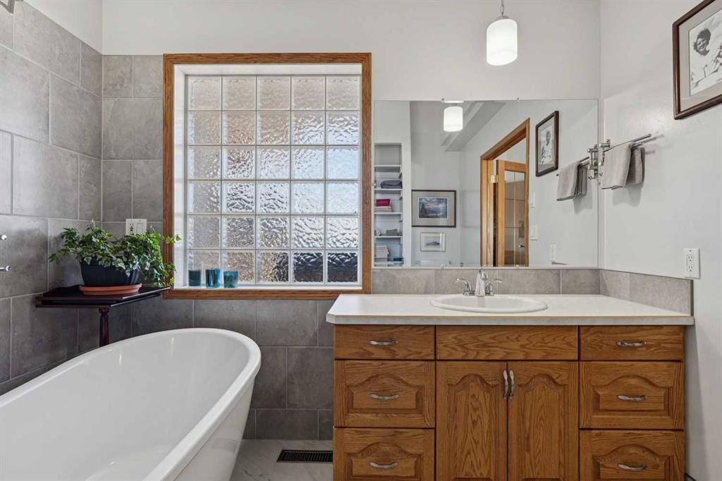 28 Westpoint Drive, Didsbury, AB - Indoor Photo Showing Bathroom