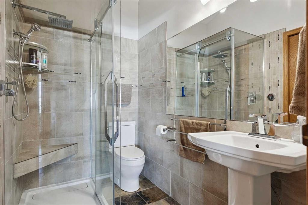 28 Westpoint Drive, Didsbury, AB - Indoor Photo Showing Bathroom