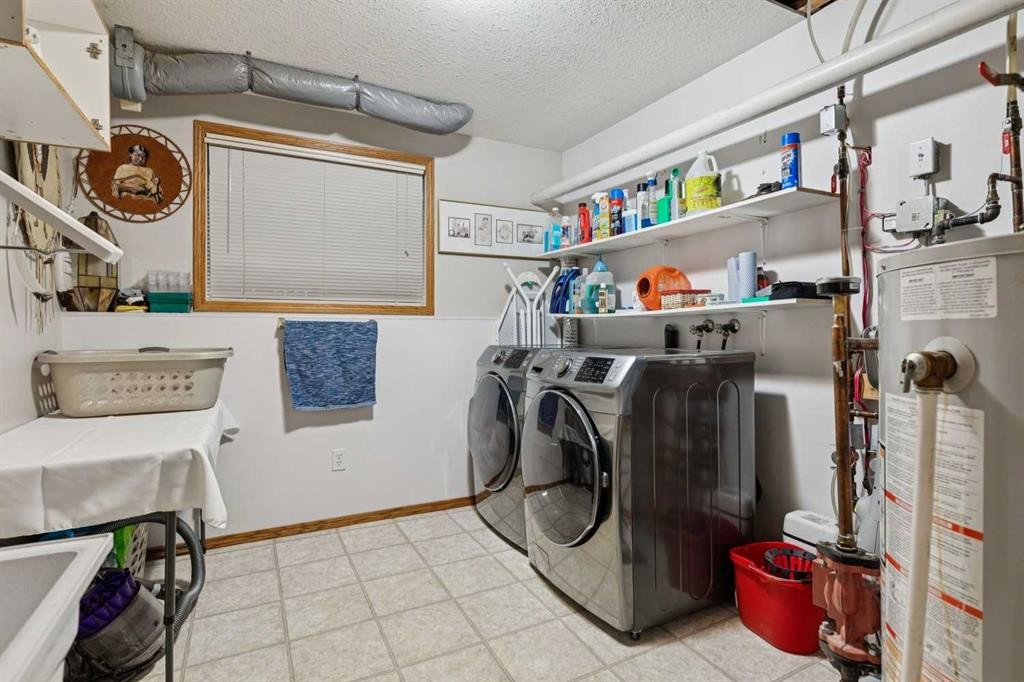 28 Westpoint Drive, Didsbury, AB - Indoor Photo Showing Laundry Room