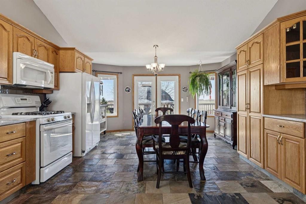 28 Westpoint Drive, Didsbury, AB - Indoor Photo Showing Kitchen