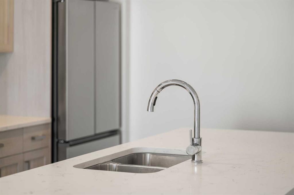 3403-33 Carringham Gate Nw, Calgary, AB - Indoor Photo Showing Kitchen With Double Sink