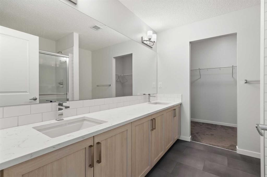 3403-33 Carringham Gate Nw, Calgary, AB - Indoor Photo Showing Bathroom