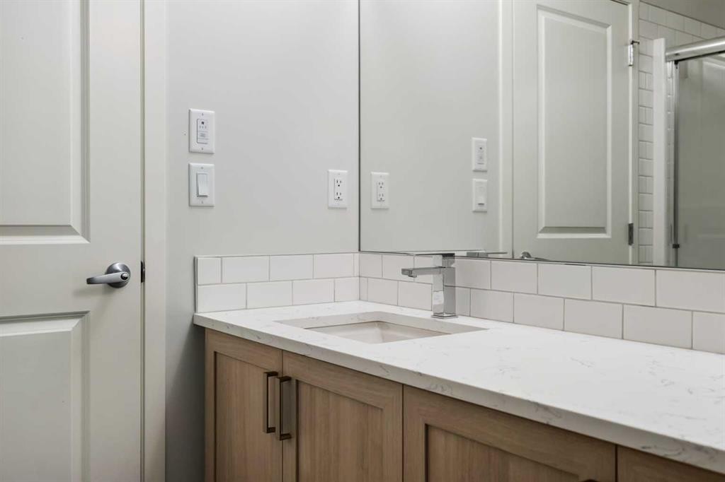 3403-33 Carringham Gate Nw, Calgary, AB - Indoor Photo Showing Bathroom