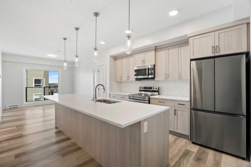 3403-33 Carringham Gate Nw, Calgary, AB - Indoor Photo Showing Kitchen With Stainless Steel Kitchen With Double Sink With Upgraded Kitchen