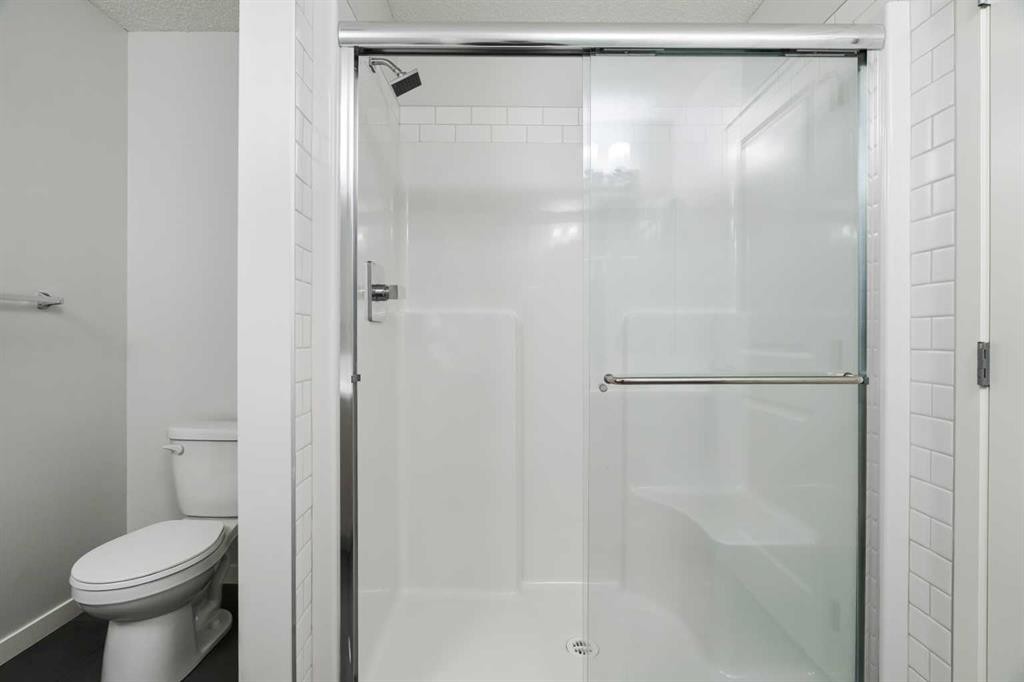 3403-33 Carringham Gate Nw, Calgary, AB - Indoor Photo Showing Bathroom