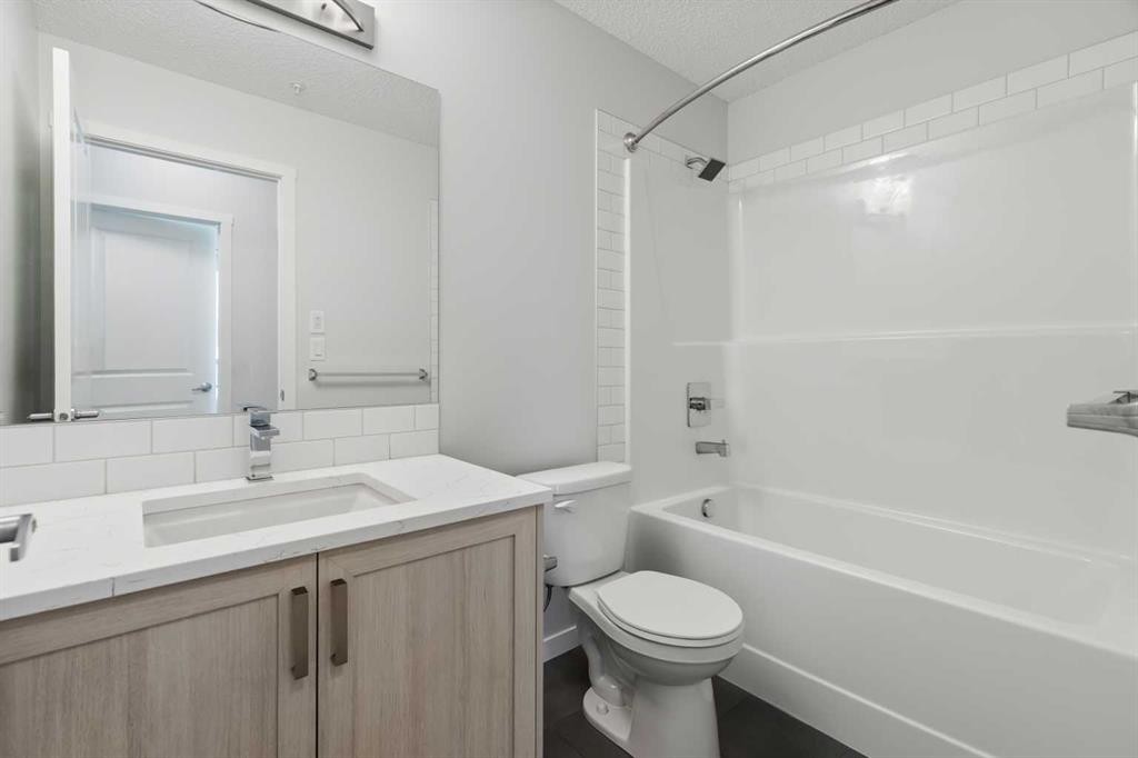 3403-33 Carringham Gate Nw, Calgary, AB - Indoor Photo Showing Bathroom