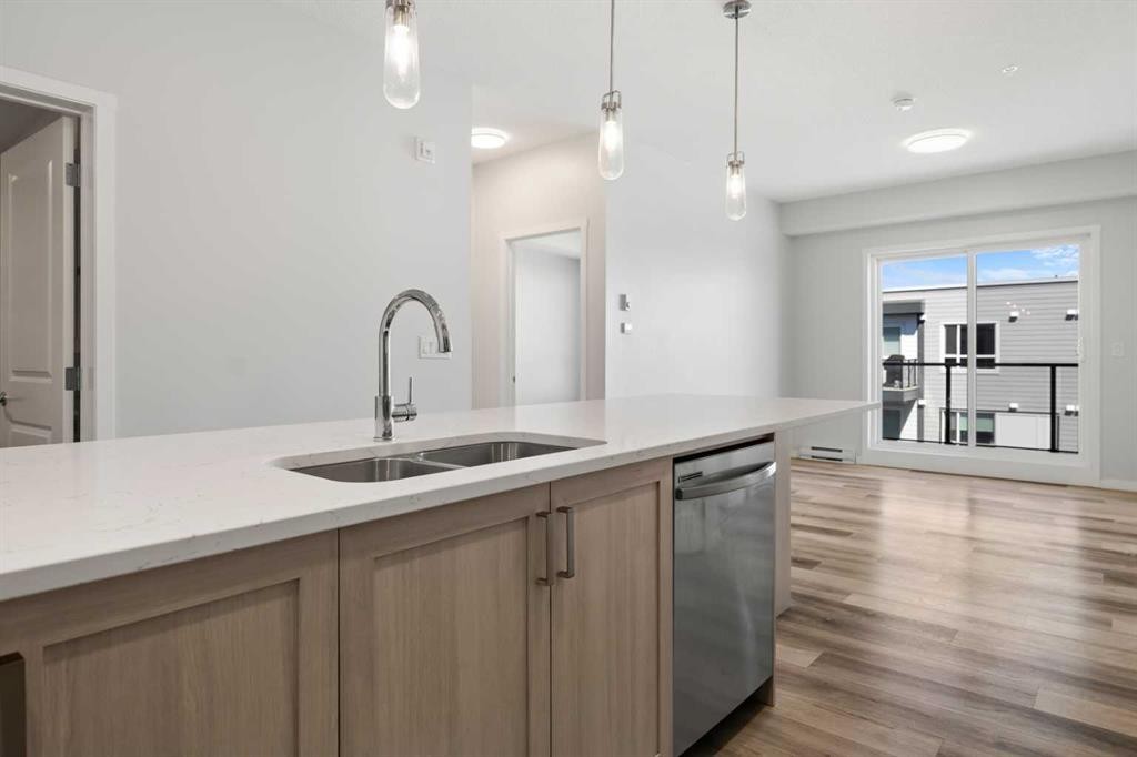 3403-33 Carringham Gate Nw, Calgary, AB - Indoor Photo Showing Kitchen With Double Sink With Upgraded Kitchen