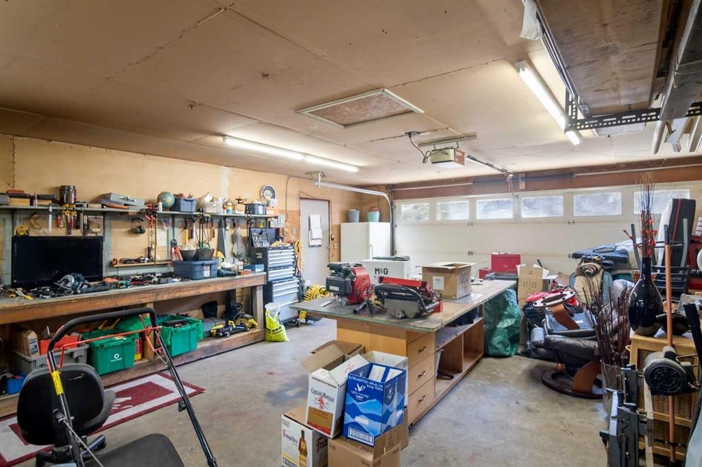 4306 55 Avenue, Olds, AB - Indoor Photo Showing Garage