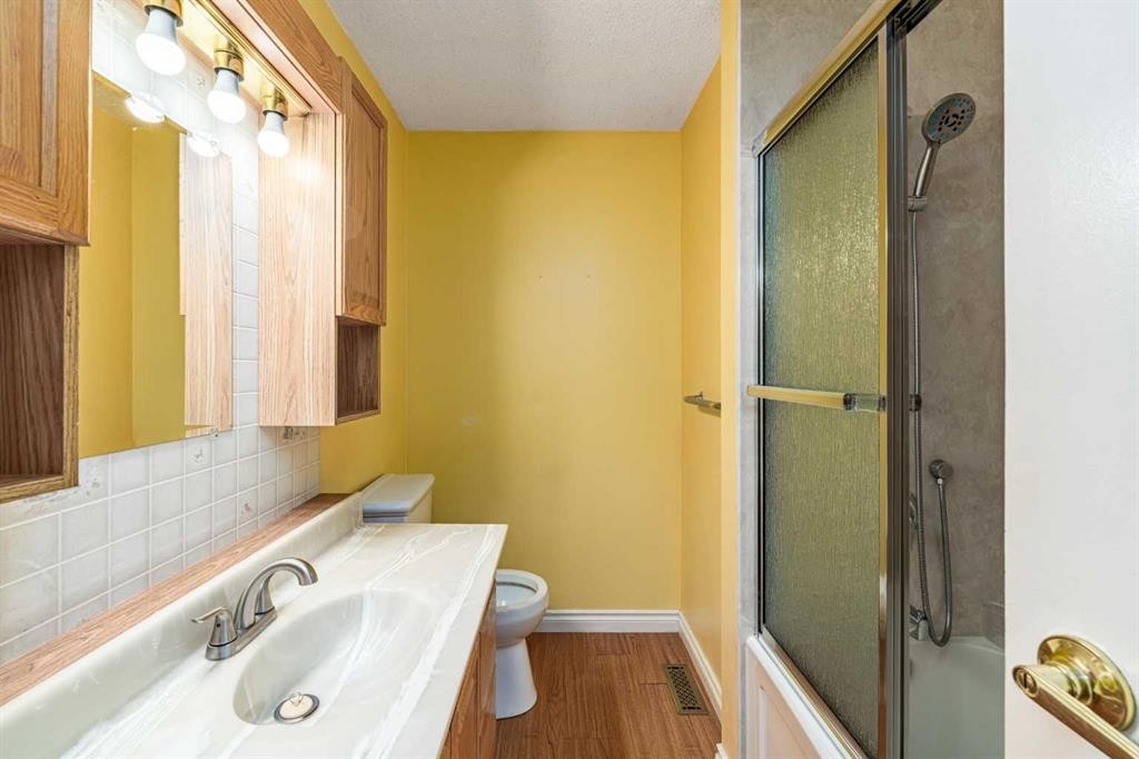 115 Ogden Way Se, Calgary, AB - Indoor Photo Showing Bathroom