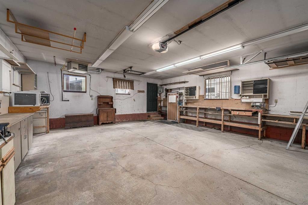 115 Ogden Way Se, Calgary, AB - Indoor Photo Showing Garage