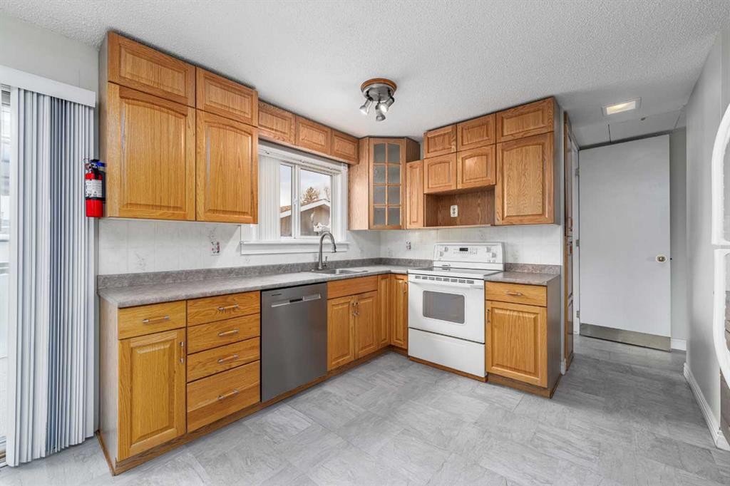115 Ogden Way Se, Calgary, AB - Indoor Photo Showing Kitchen With Double Sink
