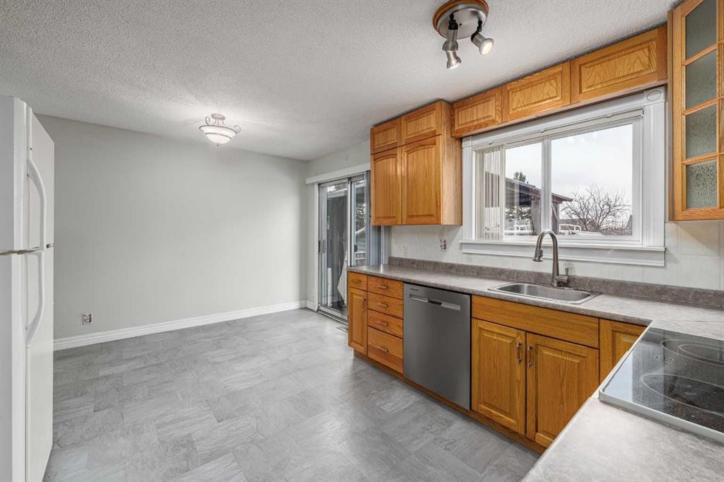 115 Ogden Way Se, Calgary, AB - Indoor Photo Showing Kitchen