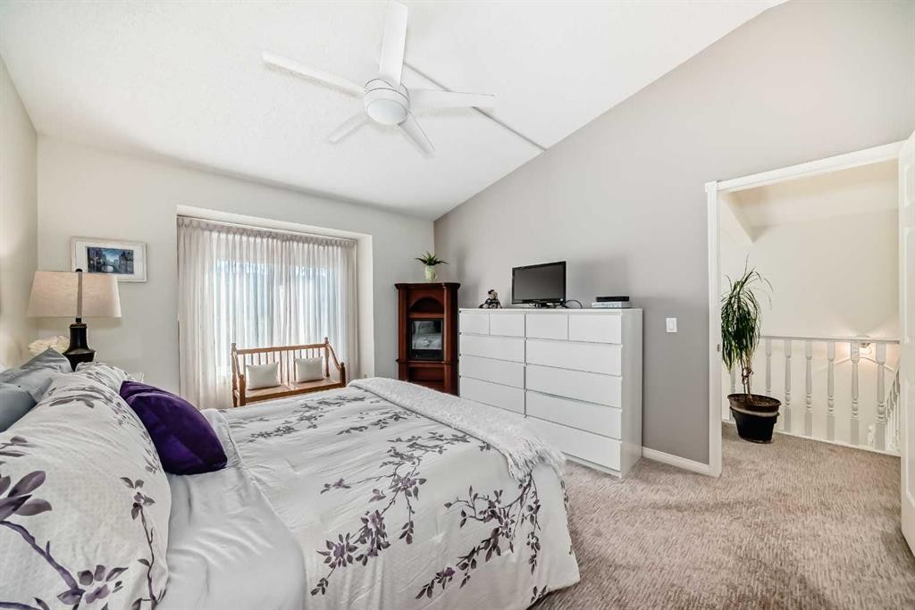305 Sandringham Road Nw, Calgary, AB - Indoor Photo Showing Bedroom