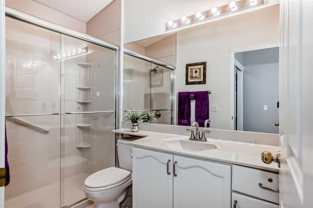 305 Sandringham Road Nw, Calgary, AB - Indoor Photo Showing Bathroom
