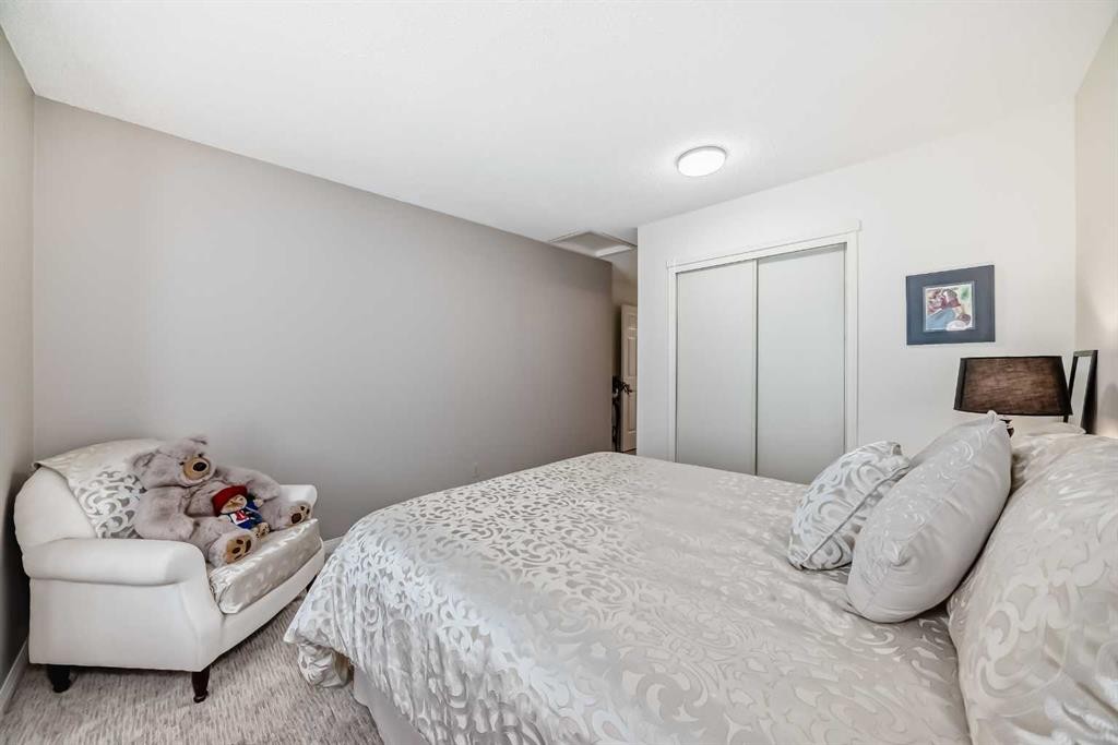 305 Sandringham Road Nw, Calgary, AB - Indoor Photo Showing Bedroom