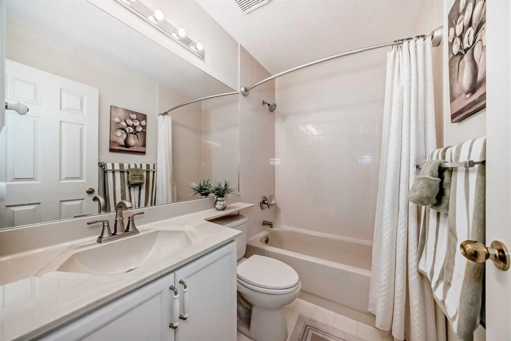 305 Sandringham Road Nw, Calgary, AB - Indoor Photo Showing Bathroom