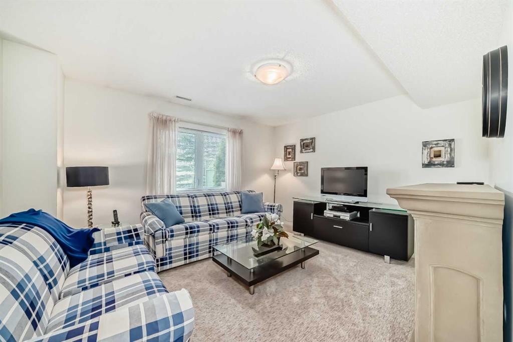 305 Sandringham Road Nw, Calgary, AB - Indoor Photo Showing Living Room