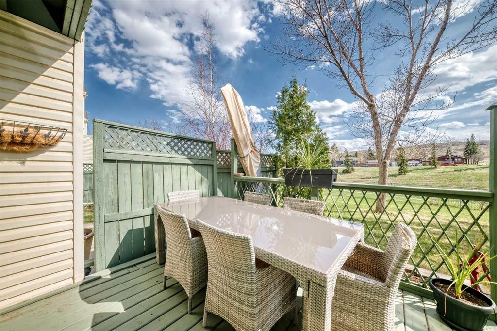 305 Sandringham Road Nw, Calgary, AB - Outdoor With Deck Patio Veranda
