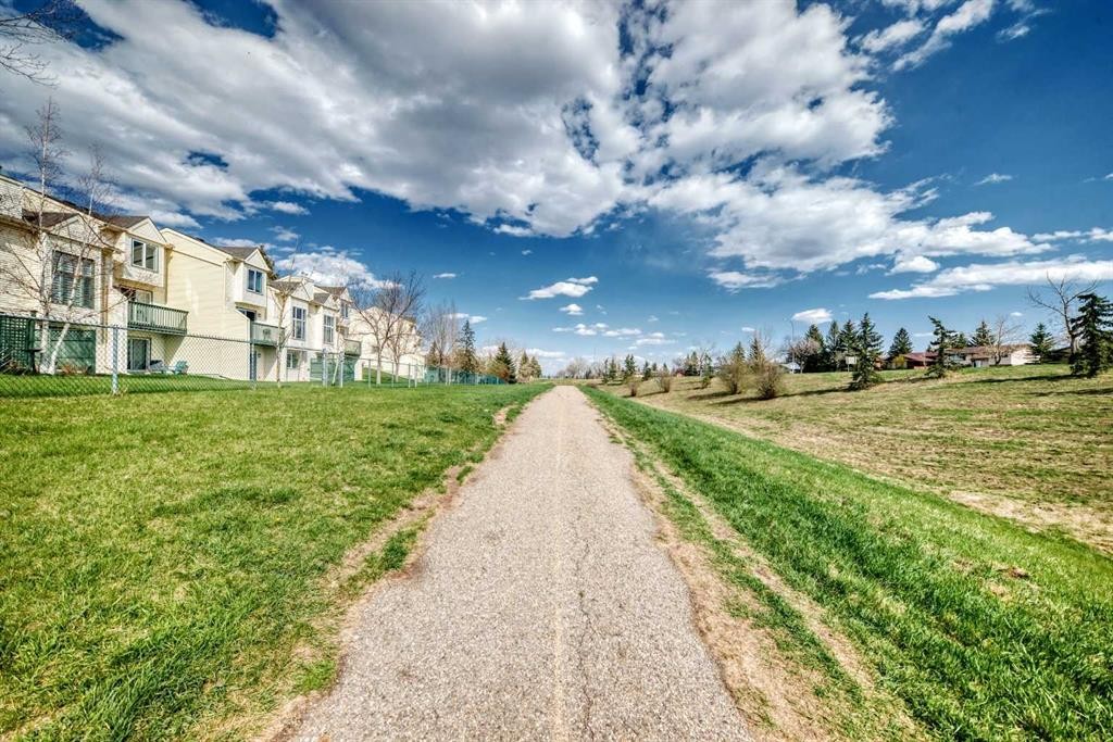 305 Sandringham Road Nw, Calgary, AB - Outdoor With View