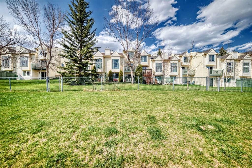 305 Sandringham Road Nw, Calgary, AB - Outdoor