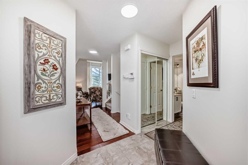 305 Sandringham Road Nw, Calgary, AB - Indoor Photo Showing Other Room
