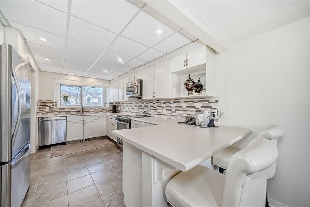 305 Sandringham Road Nw, Calgary, AB - Indoor Photo Showing Kitchen With Upgraded Kitchen