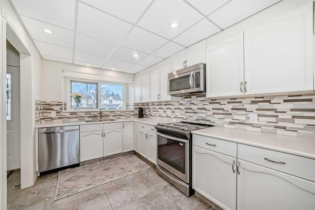 305 Sandringham Road Nw, Calgary, AB - Indoor Photo Showing Kitchen With Stainless Steel Kitchen With Upgraded Kitchen