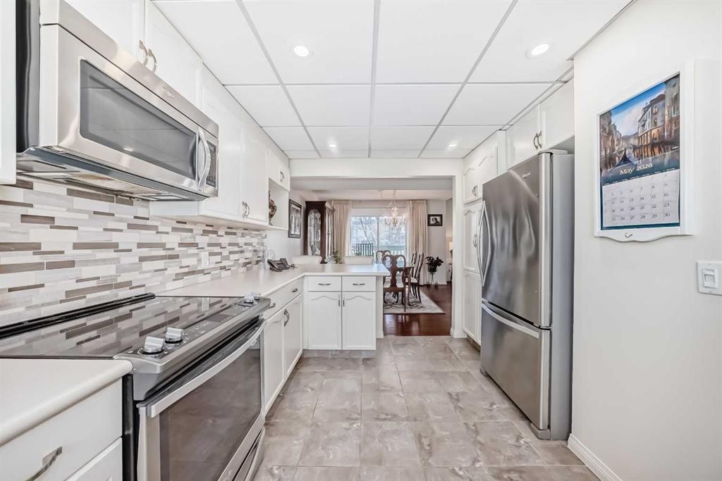 305 Sandringham Road Nw, Calgary, AB - Indoor Photo Showing Kitchen With Stainless Steel Kitchen With Upgraded Kitchen
