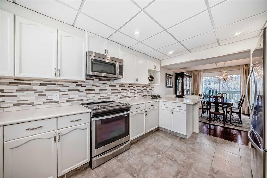 305 Sandringham Road Nw, Calgary, AB - Indoor Photo Showing Kitchen With Upgraded Kitchen