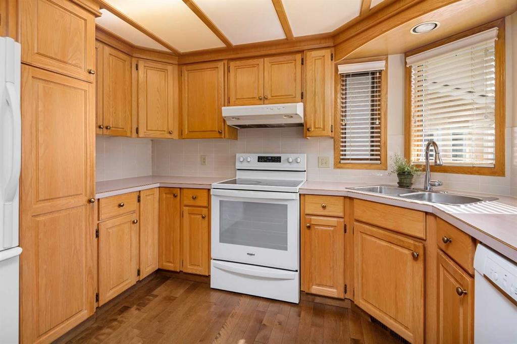 27 Hawkstone Close Nw, Calgary, AB - Indoor Photo Showing Kitchen With Double Sink