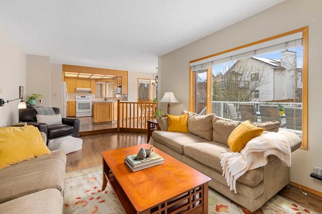27 Hawkstone Close Nw, Calgary, AB - Indoor Photo Showing Living Room