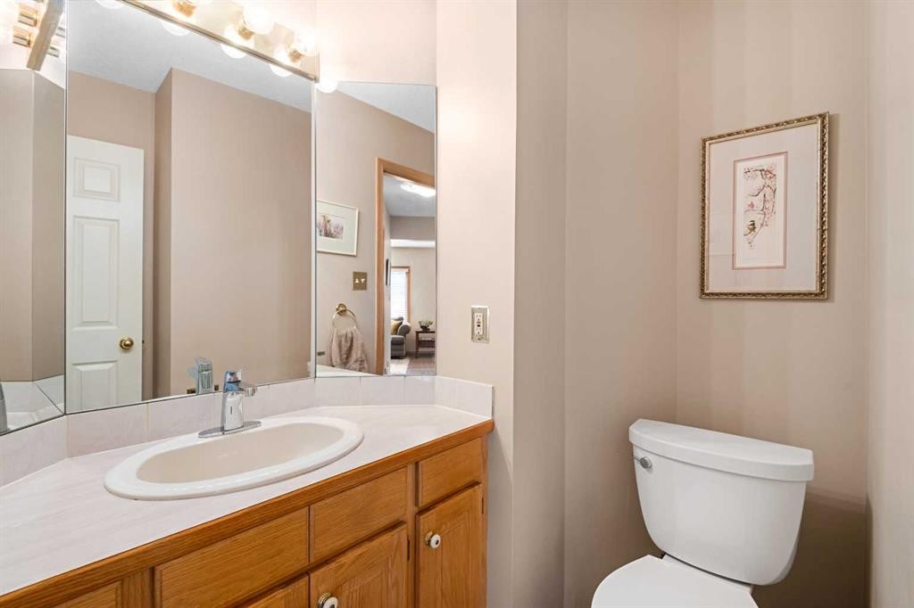 27 Hawkstone Close Nw, Calgary, AB - Indoor Photo Showing Bathroom