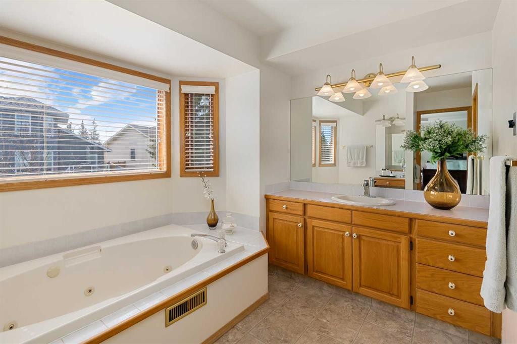 27 Hawkstone Close Nw, Calgary, AB - Indoor Photo Showing Bathroom