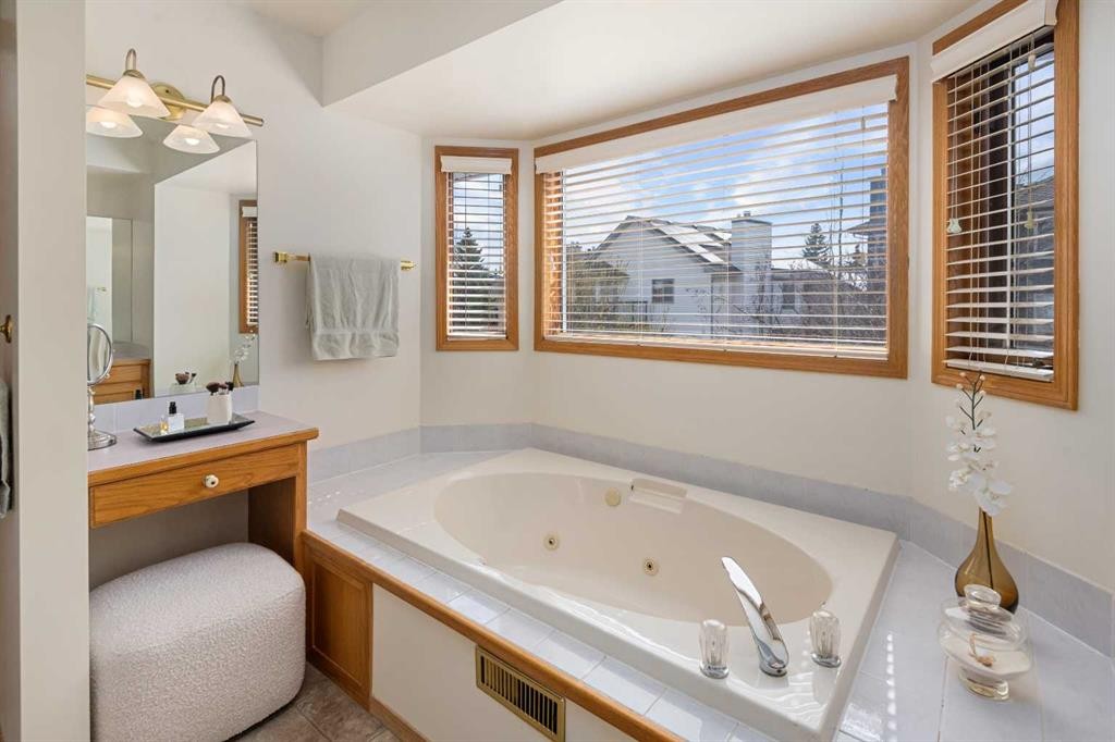 27 Hawkstone Close Nw, Calgary, AB - Indoor Photo Showing Bathroom