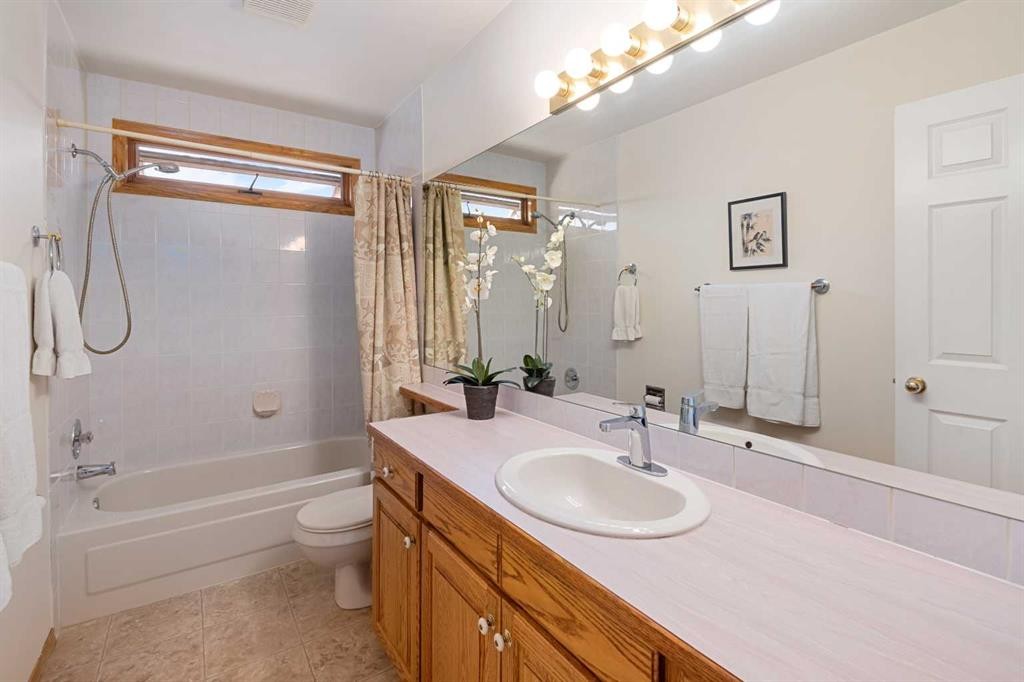 27 Hawkstone Close Nw, Calgary, AB - Indoor Photo Showing Bathroom