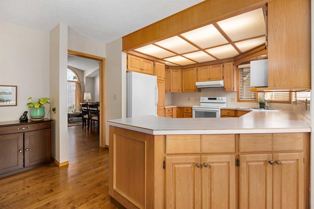 27 Hawkstone Close Nw, Calgary, AB - Indoor Photo Showing Kitchen