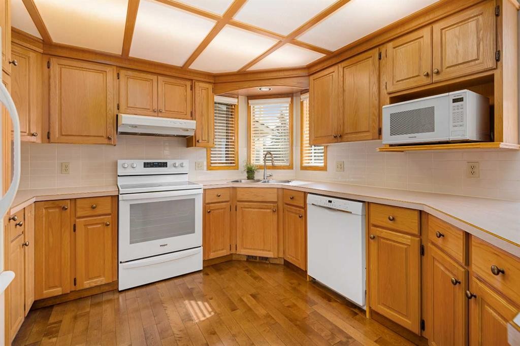 27 Hawkstone Close Nw, Calgary, AB - Indoor Photo Showing Kitchen With Double Sink
