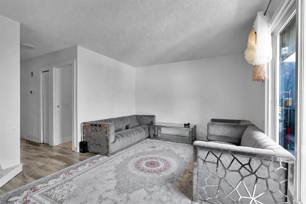 3-4543 7 Avenue Se, Calgary, AB - Indoor