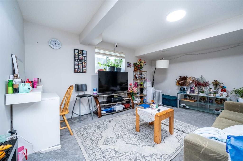 72 Faldale Close Ne, Calgary, AB - Indoor Photo Showing Living Room