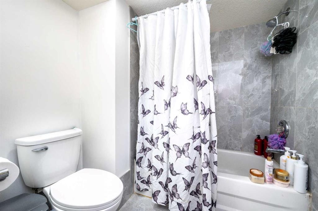 72 Faldale Close Ne, Calgary, AB - Indoor Photo Showing Bathroom