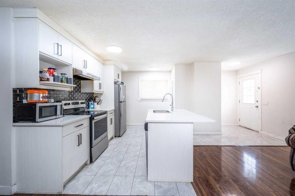 72 Faldale Close Ne, Calgary, AB - Indoor Photo Showing Kitchen