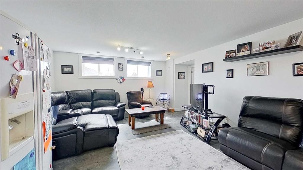 29 Sunrise Close Se, High River, AB - Indoor Photo Showing Living Room