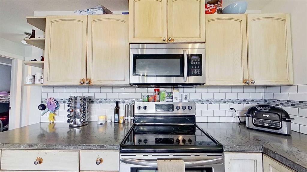 29 Sunrise Close Se, High River, AB - Indoor Photo Showing Kitchen