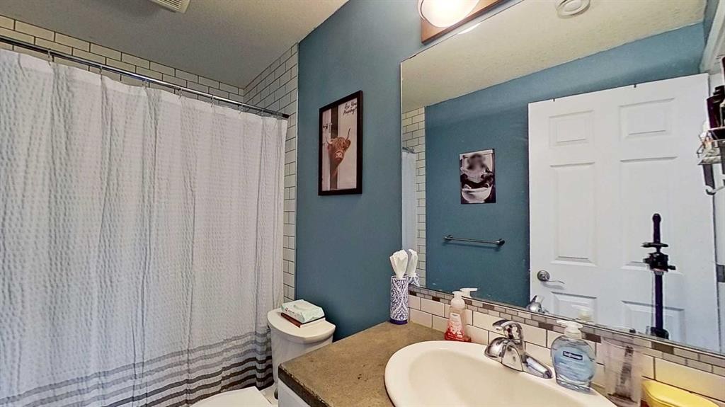 29 Sunrise Close Se, High River, AB - Indoor Photo Showing Bathroom