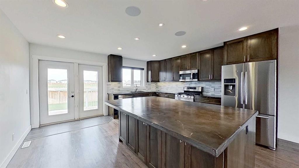 29 Sunrise Close Se, High River, AB - Indoor Photo Showing Kitchen With Upgraded Kitchen