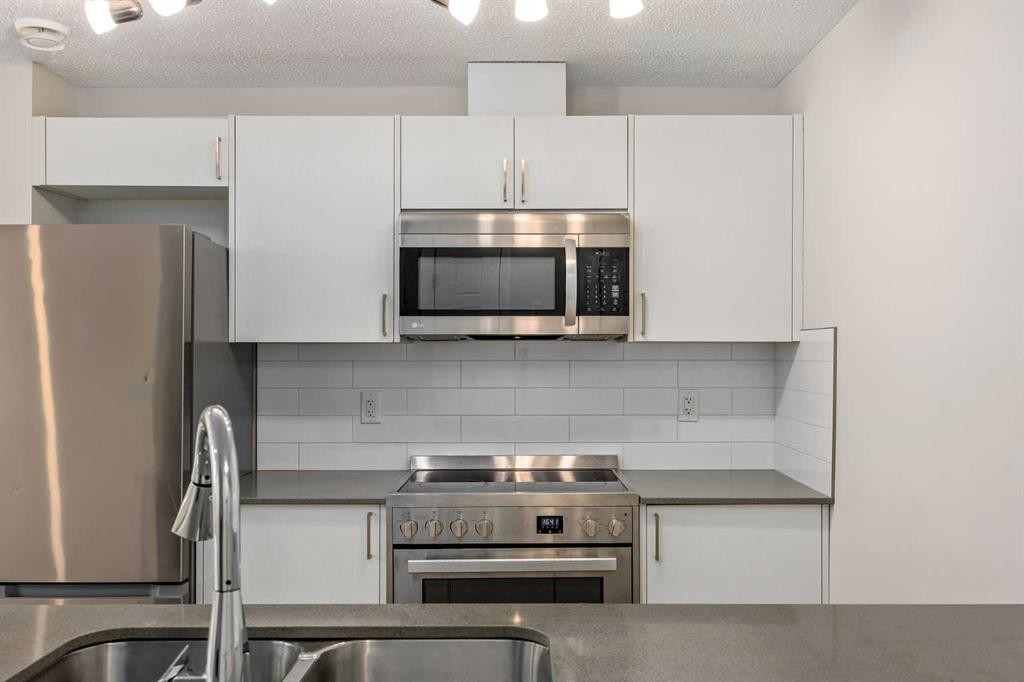 305 Cranbrook Square Se, Calgary, AB - Indoor Photo Showing Kitchen With Stainless Steel Kitchen With Double Sink With Upgraded Kitchen