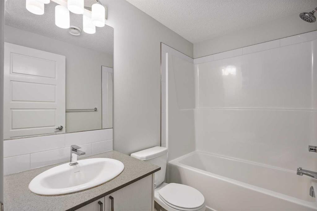 305 Cranbrook Square Se, Calgary, AB - Indoor Photo Showing Bathroom